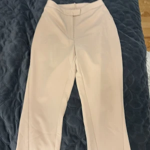 Beiga kostymbyxor  - Beiga kostymbyxor. Tunna i matrealet och väldigt sköna 