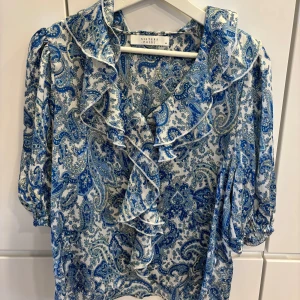 Blå blus - Säljer för att den inte kommer till användning💕har använts max 2 gånger så är som ny💕 köpt på vero Moda för 400kr