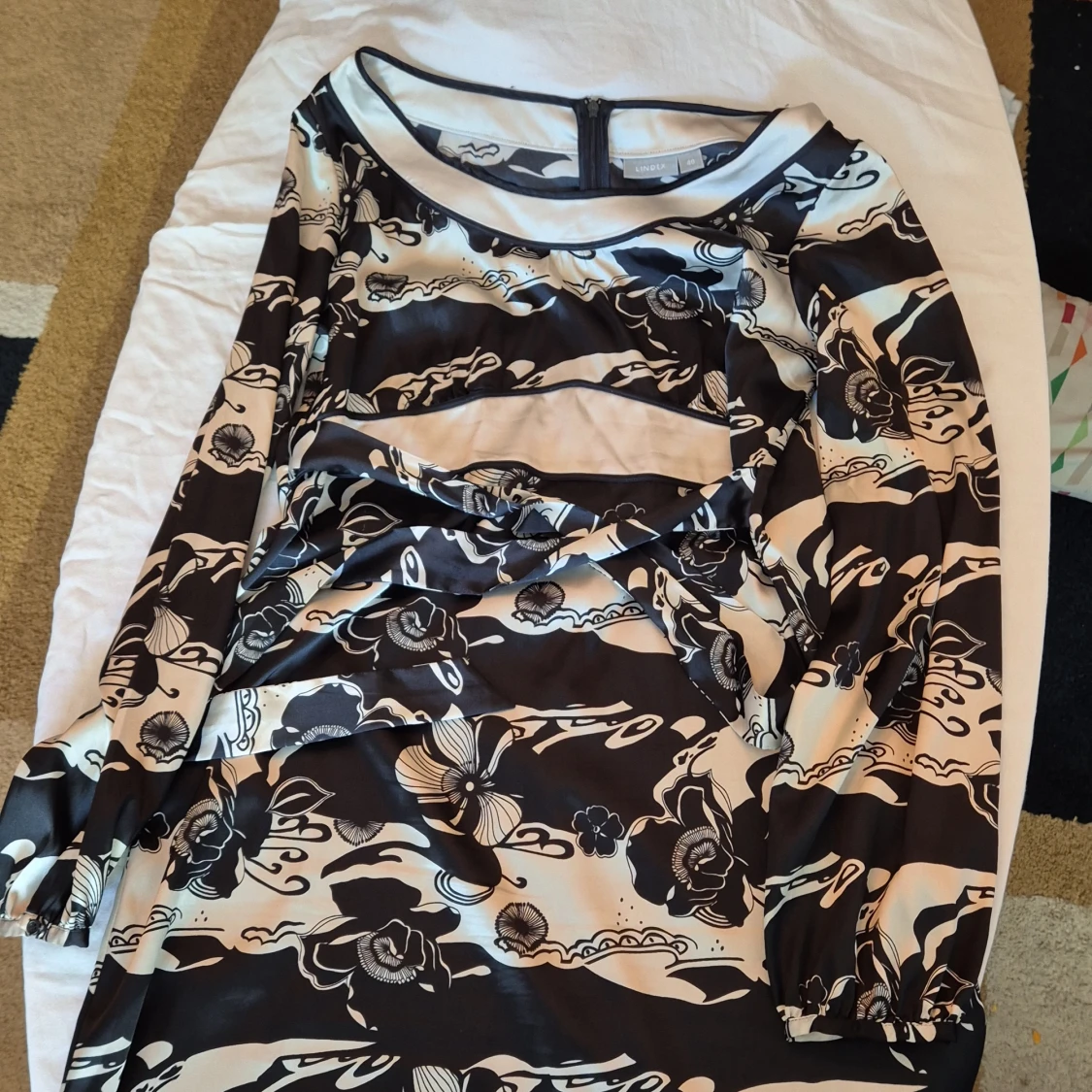 Svart och vit mönstrad klänning från Lindex