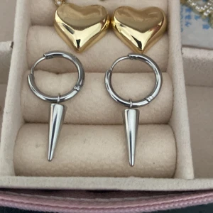 Edblad örhängen  - Superfina örhängen från Edblad kommer tyvärr inte till användning längre då jag bytte till guld, som nya pris kan diskuteras ❤️ nypris är 400 tror jag 