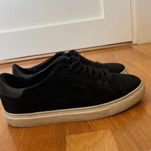 Axel arigato 38 - Hej jag säljer ett par axell arigato pga de är för små.