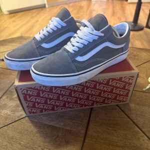 Gråa Vans sneakers - Feta Vans skor i nyskick! Använda ungefär 5 gånger och har inga defekter. Ett sjyst pris går alltid lösa!