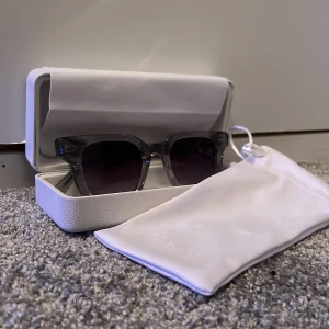 Chimi 04 grey  - Glasögonen är helt oanvända och allt finns med till glajjorna! Dom passar perfekt nu till sommarn och hösten hör av vid minsta fundering och pris kan diskuteras!