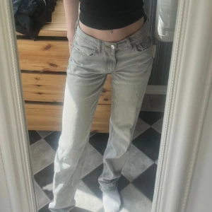 Gina tricot low waist straight jeans - Lågmidjade ljusgrå jeans från Gina tricot. Bra skick. Stl 34. Köpare står för frakt🤍