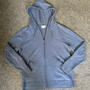 100% Kashmir zip hoodie - Säljer denna riktigt snygga Kashmir zip hoodie som är storlek s. Tröjan är i ett väldigt bra skick och har inga defekter. Modellen är 180 cm lång och väger 65 kg. Pris kan diskuteras😁