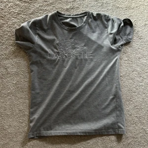 Lacoste T-shirt  - (ej äkta) Lacoste t shirt. Storlek S dock ganska slim i storleken skulle jag säga. 