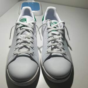  Säljer helt nya Adidas Stan Smith i storlek 38-39. Får alltid göra retur inom tre dagar, om man är missnöjd med köpet! Snälla kontakta med mig innan du köper för varan kan råka glömma bli markerad som såld! 