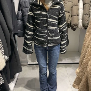 Teddyjacka  - Säljer denna jättemysiga teddyjacka i zebramönster från hm! Använd fåtal gånger och är i bra skick, helt slutsåld på hemsidan🤍🤍
