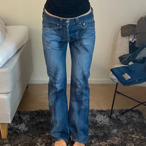 Levis jeans - Skitcoola melerade jeans köpte i Italien! Lite baggy på mig som är 171cm och brukar bära s/m💕💕midja rakt över ca 42cm, innerbenslängd 84cm💕