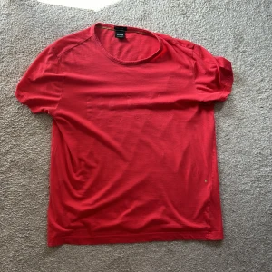 Hugo boss T-shirt  - Röd huga boss r shirt, lite av färgen på loggan har gått av och syns mindre i vissa ljus.