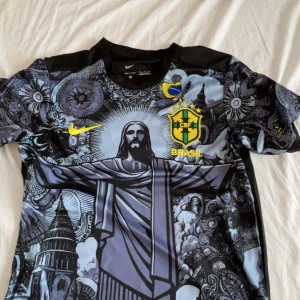  Riktigt fett fotbolls tröja🔥 storlek s  - Riktigt fett Brazilen tröja skriv för flera bilder så löser jag👍
