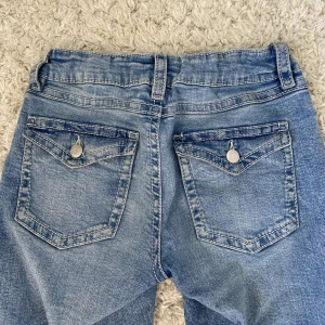 Low waist jeans!! - Superfina jeans från Gina Young, de är knappt använda🙏🏼💓 strl 170 men sitter som en 32!