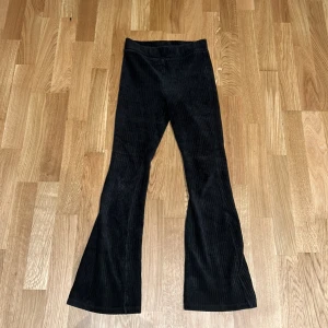 Svarta, ribbade mjukis byxor - Använd några gånger, i bra skick.