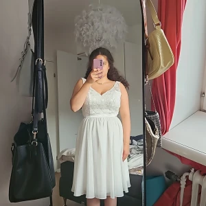 Super fin sommar/student/brölopp/fest klänning - Stlk S. Aldrig använd då jag hade en annan klänning på studenten. Har en öppen rygg och spets upptill som kan tas av (av en sömmerska) ifall man önskar en strapless klänning. 