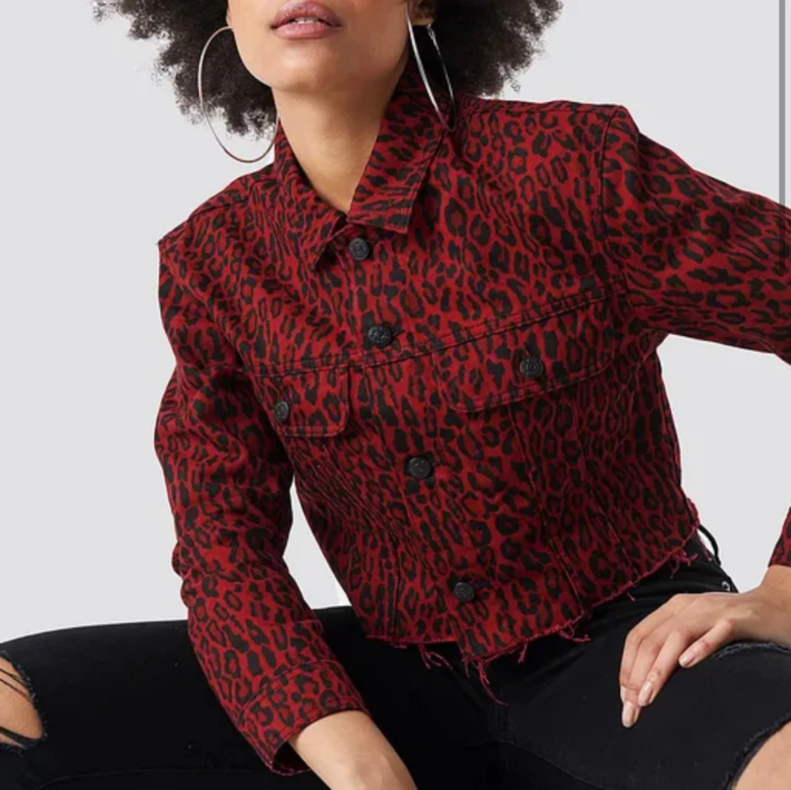 Jeansjacka i röd leoprint - 90