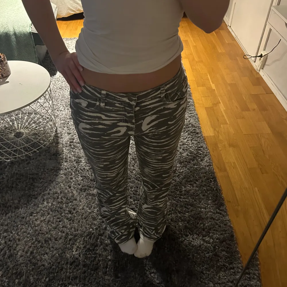 Jag säljer dessa jätte coola jeans som Jag köpt på Zalando och märket guess. Dom här jeansen har jag använt cirka två gånger. . Jeans & Byxor.