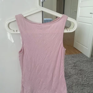 Ljusrosa linne. - Ljusrosa simpelt linne.