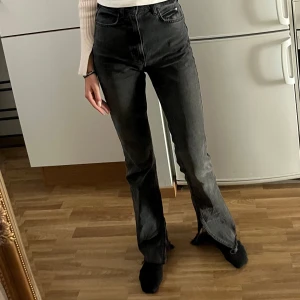 Svarta jeansbyxor - Säljer ett par svarta jeansbyxor. De är högmidjade och har en straight passform. Perfekta för både vardag och fest! 🖤
