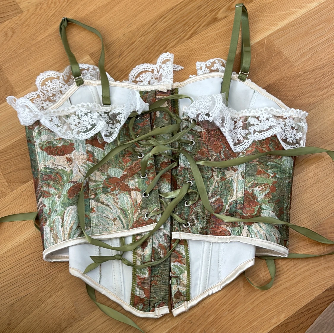 Blommig korsett med spetsdetaljer - 90