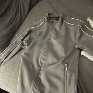 Maniere de voir  - Säljer min kofta som är storlek Xs och är i gott skick 