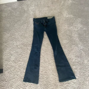 Lågmidjade jeans - Super fina vintage bootcut lågmidjade jeans ifrån diesel💞 små slitningar på ett av knäna💞