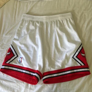 Chicago Bulls shorts - Säljer mina Chicago Bulls shorts då dom inte kommer till användning längre | Skicket är super, det ända som saknas är lappen med storleken på | Storlek är L men är loose | Hör av er vid funderingar ❗️💯
