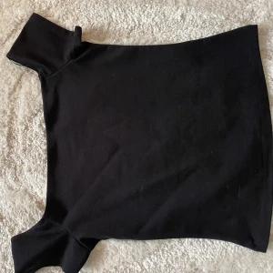 Svart topp - Svart off shoulder topp sär är väldigt fin och passar till allt och är aldrig använd