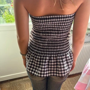 Rutig off-shoulder - Sååå cool off shoulder-topp🤍 Är tyvärr lite för stor för mig som är XXS, skulle nog passa XS-M lite bättre. Materialet är strechigt. 🤍🖤