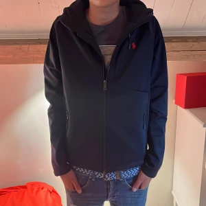Polo Ralph lauren windbreaker - Tja säljer min riktigt snygga polo Ralph lauren windbreaker. Den är köpt på polo Ralph för ett halv år sen för 3500. Den är i jätte bra skick och säljer för 1199