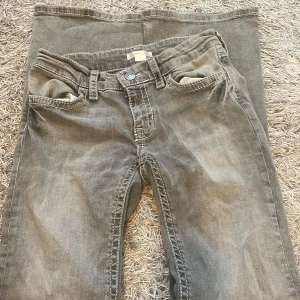 Jeans - Från Gina, bra skick aldrig använt💞 köp direkt för 280 kr +frakt 💞 köp sker via Swish 