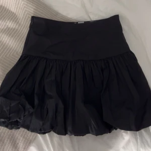 ballongkjol - svart ballongkjol från h&m. 