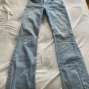 Blåa utsvängda jeans - Är i nyskick, skriv för mer bilder eller frågor.