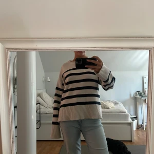 Randig stickad tröja - Säljer en superfin randig stickad tröja i beige och mörkblått. Tröjan är oversized och har långa ärmar med ribbade muddar. Perfekt för höst och vinter, och den är i nyskick! Passar både S/M❤️