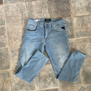 Replay Anbass Jeans - ljusblå - Ljusblåa Replay jeans i modellen anbass. Bara testade, aldrig använda. Storlek: 32. Skick: 10/10. Kontakta oss för fler bilder eller info!🤗