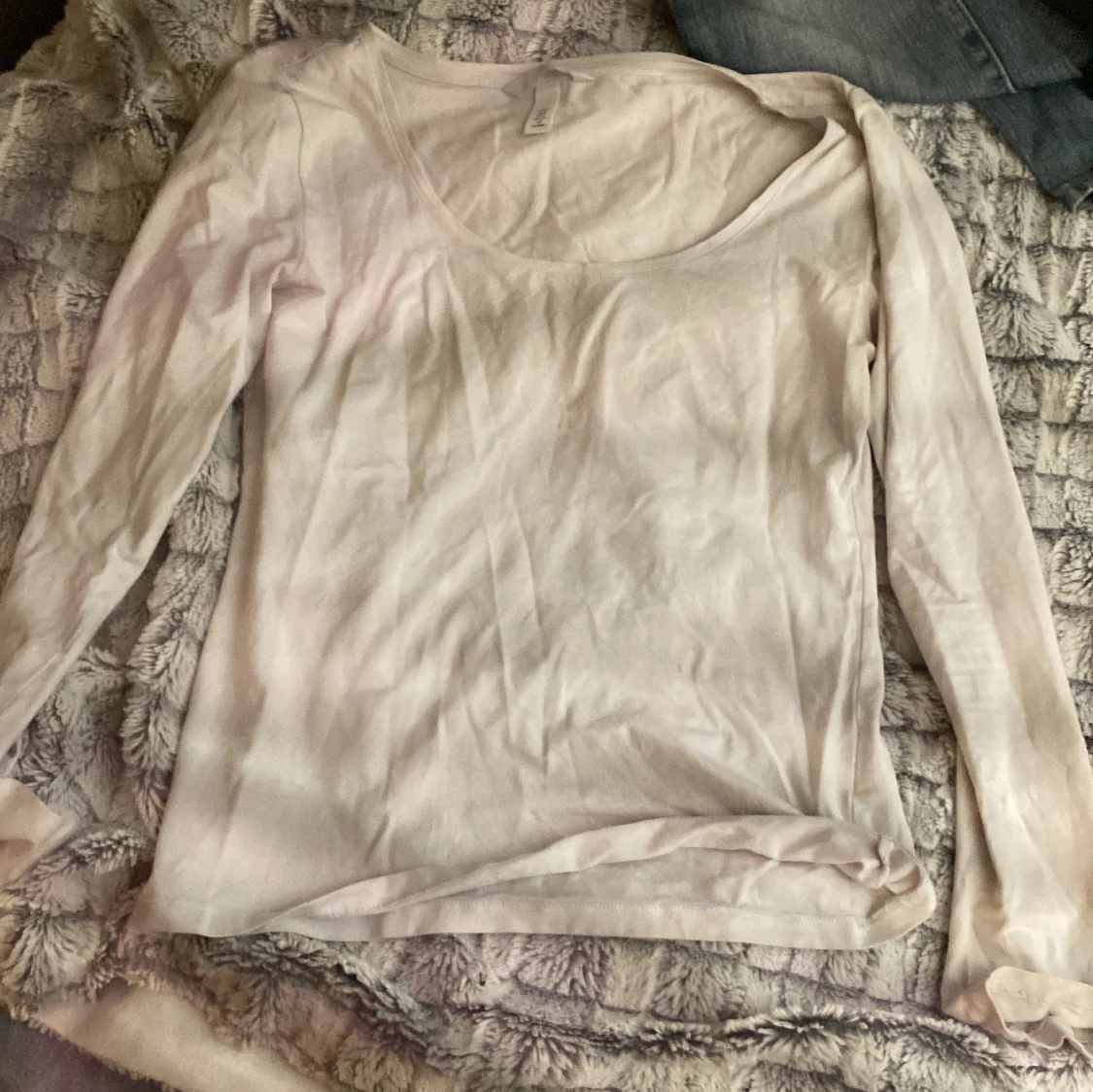 En svart och vit långärmad tröja