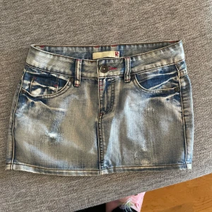 Lågmidjade jenas kjol  - Jätte snygg står s på lappen men är mer en xs 