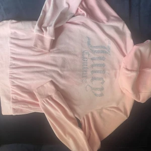 Juicy couture set  - Juicy set i fint skick. Inköpt på kids brandstore förra året. Sparsamt använda. Inga skav på knän eller hälar. Sömmen på byxan är upp på ett ställe, se bilden men påverkar inte resår/snörning alls.