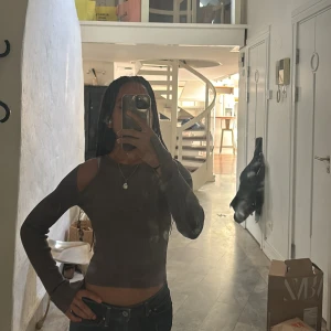 Super snygg tröja med hål vid axlar  - Nytt skick knappt använd 💕 jätte skön och passar till fest och vardag 💕 storlek S men sitter tajt💕