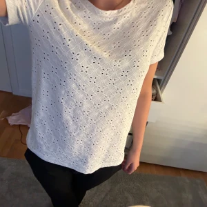 vit t shirt - vit t shirt med jättefina detaljer💓skriv vid fler frågor eller bilder