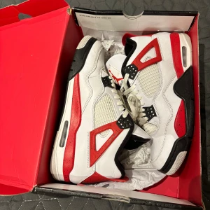 Jordans 4s Red cement  - Bra skick jätte lite creasing på de annars bra skick. Köpta i USA för runt 300 Dollar så priset 1500 är bra pris (ÄKTA)
