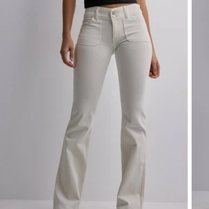 Low waist bootcut jeans  - Low waist bootcut jeans från Nelly. De två första bilderna är lånad från Nelly. Storlek 42. Köpt för 699 kr . Helt oanvända och prislapp finns kvar. Använd gärna köp nu<3