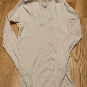 Söt tröja - Super söt långärmad tröja från brandy Melville i one size, knappt använd.