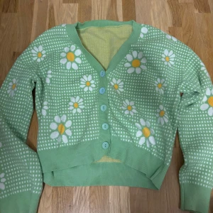 Flower Cardigan  - En fin och skön cardigan som är perfekt nu inför hösten 🍂 Den är använd ett antal gånger men är fortfarande i perfekt skick ! Priset kan alltid diskuteras🙌