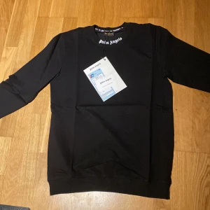 Svart tröja från Palm Angels - Säljer en helt ny svart tröja från Palm Angels med deras logga tryckt både fram och bak. I storlek m