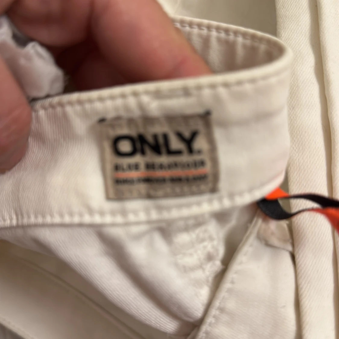 Vita byxor med dragkedjor från ONLY - 2