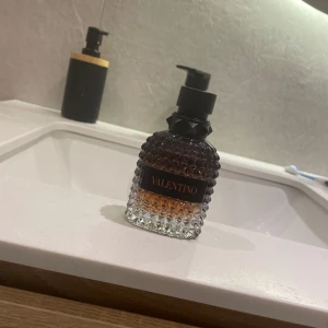 Valentino Coral Fantasy parfym - 50ml Valentino Coral fantasy ca 80% kvar skulle jag gissa på (kolla bilder)