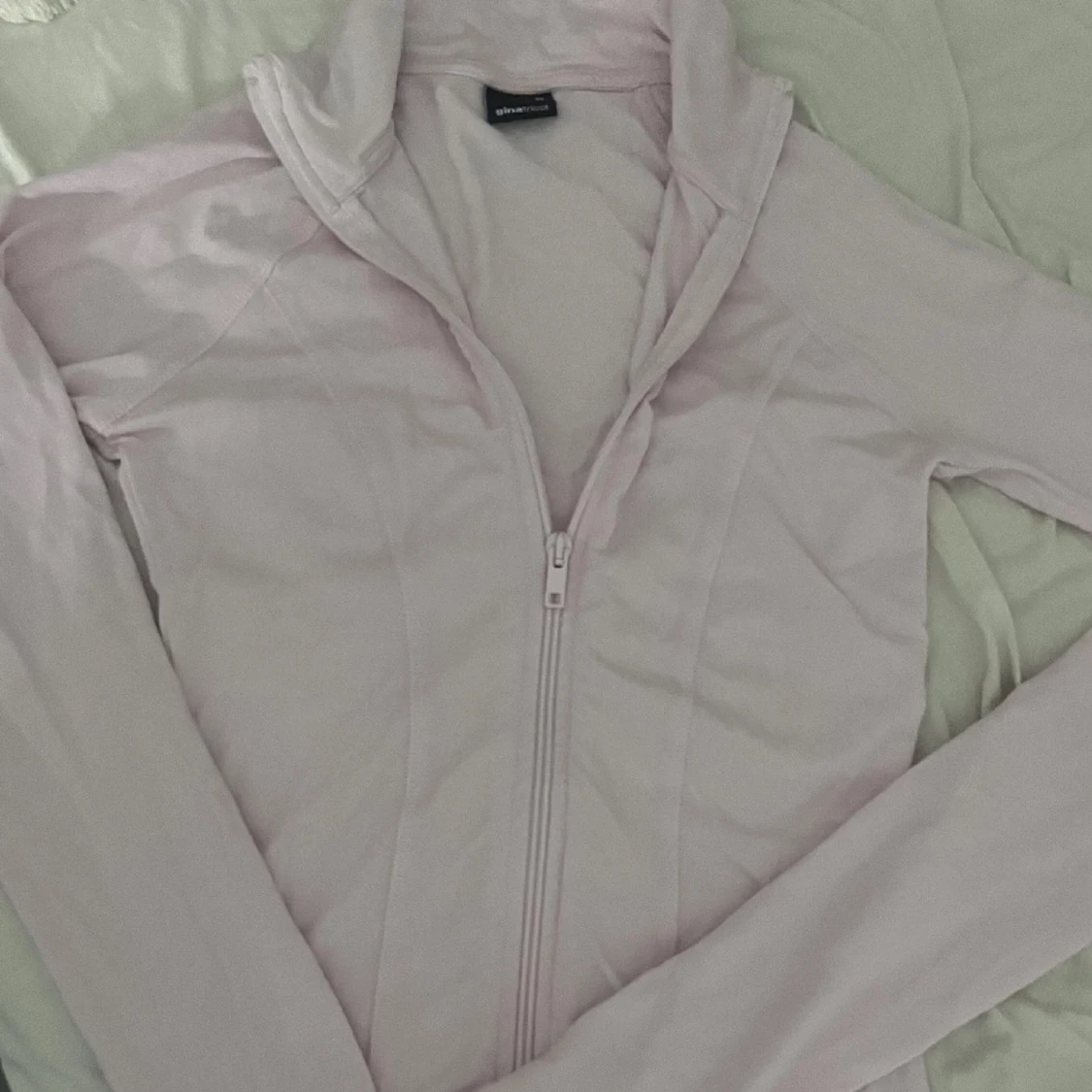 Ljusrosa träningströja från Gina Tricot - 1