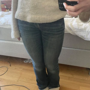 lågmidjade jeans med bootcut - Snygga blå jeans med bootcut-stil och låg midja. De har en defekt man ser på bild tre. Midjemått och innerbenslängd finns på bilderna 💕💕