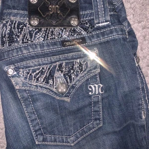 Miss me jeans - lågmidjade bootcut miss me jeans. midjemått: 41 cm. innerben: 78 cm. jag är 173cm lång o brukar ha på w28. Dom sitter lite tajta på mig