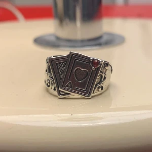 Ring med en kort formad detalj - Fin ring med kort formad detalj och en röd kristal, kom järna med ett prisförslag!😁